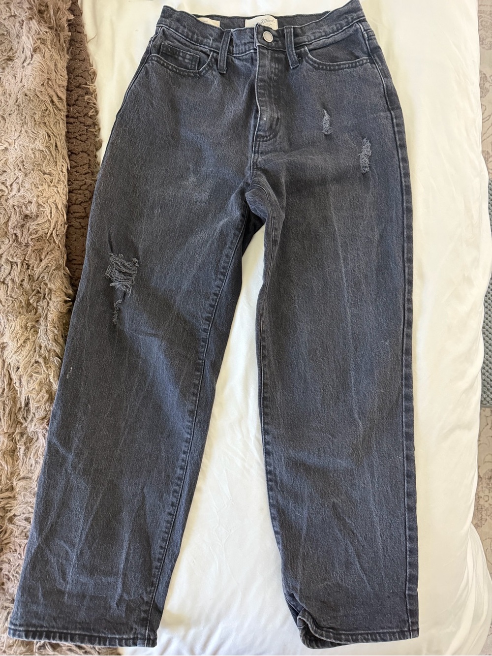 Universal Thread Women's Washed Black Distressed Straight-Leg Jeans